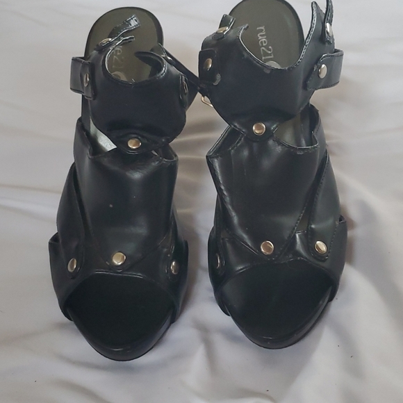 Black heels - Picture 2 of 5